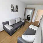 Lovely 2-bedroom Flat In The Heart Of